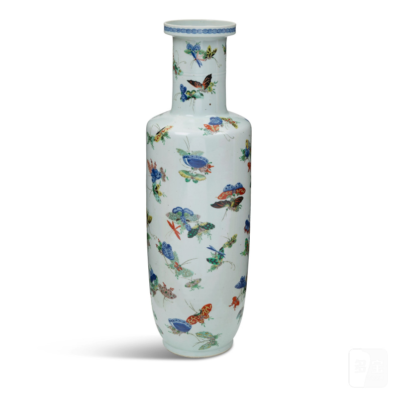 十九世紀 五彩蝴蝶紋大棒槌瓶 | A MASSIVE WUCAI 'BUTTERFLY' ROULEAU VASE